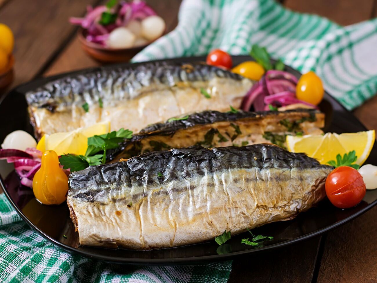 Скумбрию нужно запекать в духовке 35 минут