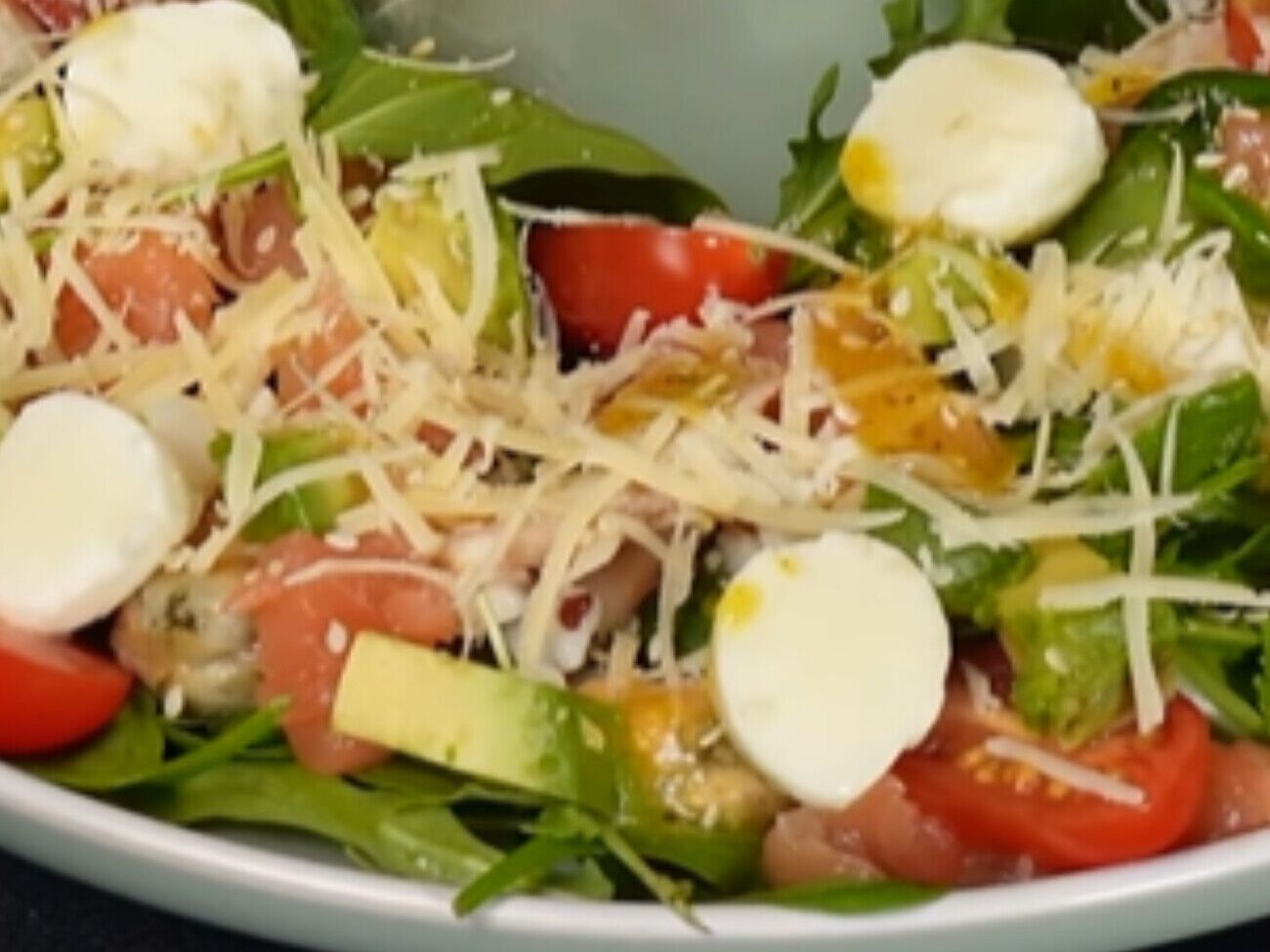 Для приготовления соуса смешайте горчицу с соком лимона, добавьте растительное масло, мед и черный молотый перец