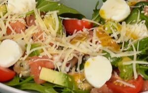 Для приготовления соуса смешайте горчицу с соком лимона, добавьте растительное масло, мед и черный молотый перец