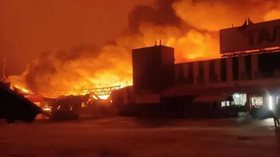 У горлівському "Епіцентрі", який окупанти називають "Галактика", була сильна пожежа внаслідок імовірних прильотів