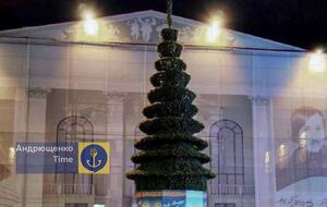 Елку установили на том самом месте, где была известная надпись "Дети"