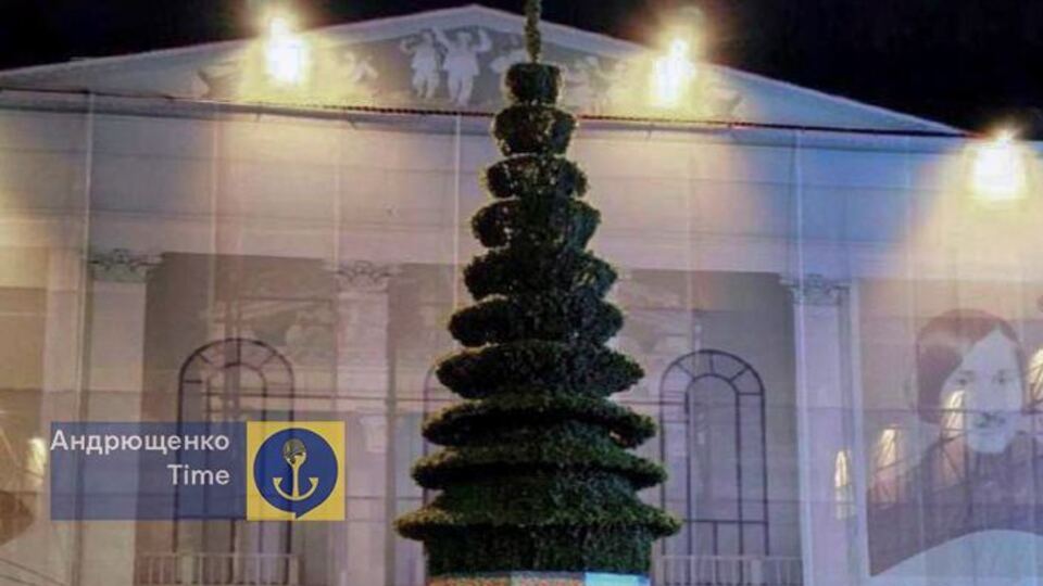 Ялинку встановили на тому самому місці, де був відомий напис "Діти"