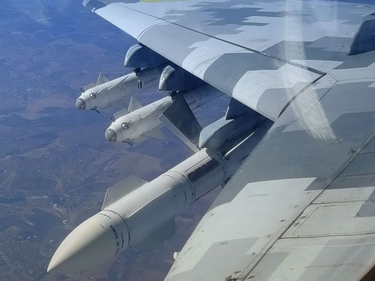 Украинская тактическая авиация уничтожила крылатыми ракетами БДК "Новочеркасск" в порту Феодосии