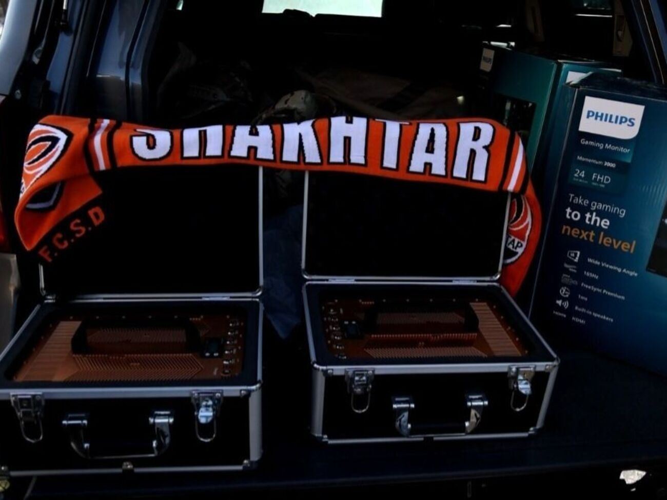 Передали оборудование на донецкое направление вместе с "Шахтером" представители группы "Метинвест" и бывший руководитель АКХЗ