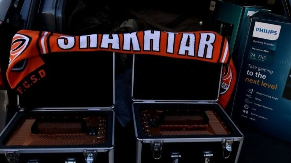 Передали обладнання на донецький напрямок разом із "Шахтарем" представники групи "Метінвест" і колишній керівник АКХЗ