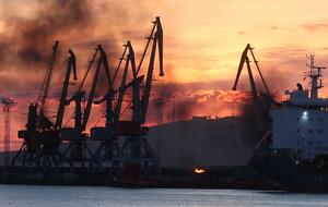 Російський ВДК "Новочеркасск" догоряє у Феодосії