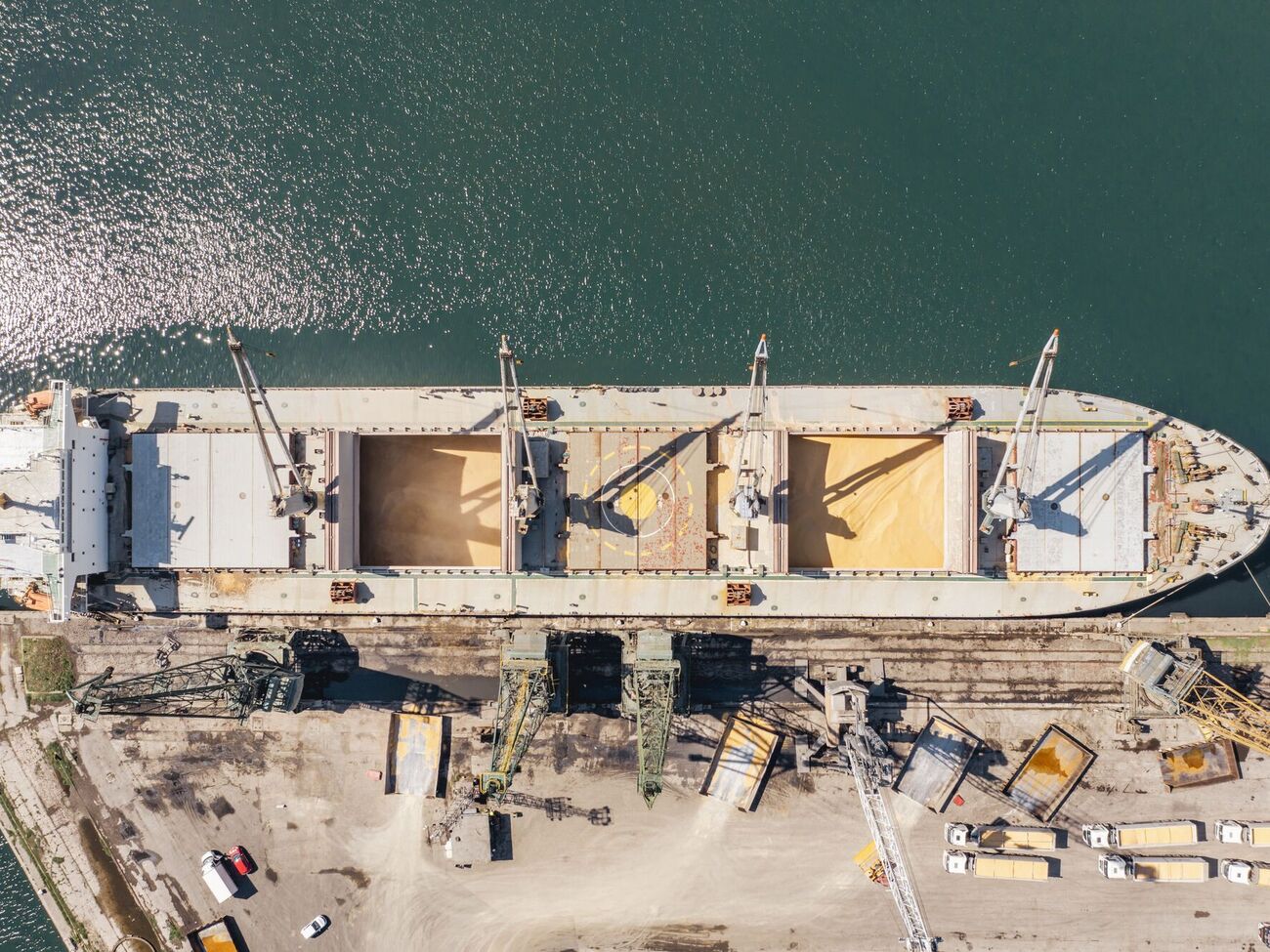 Зерно доставляют в РФ или смешивают с российским зерном и продают на мировом рынке, отмечают в статье