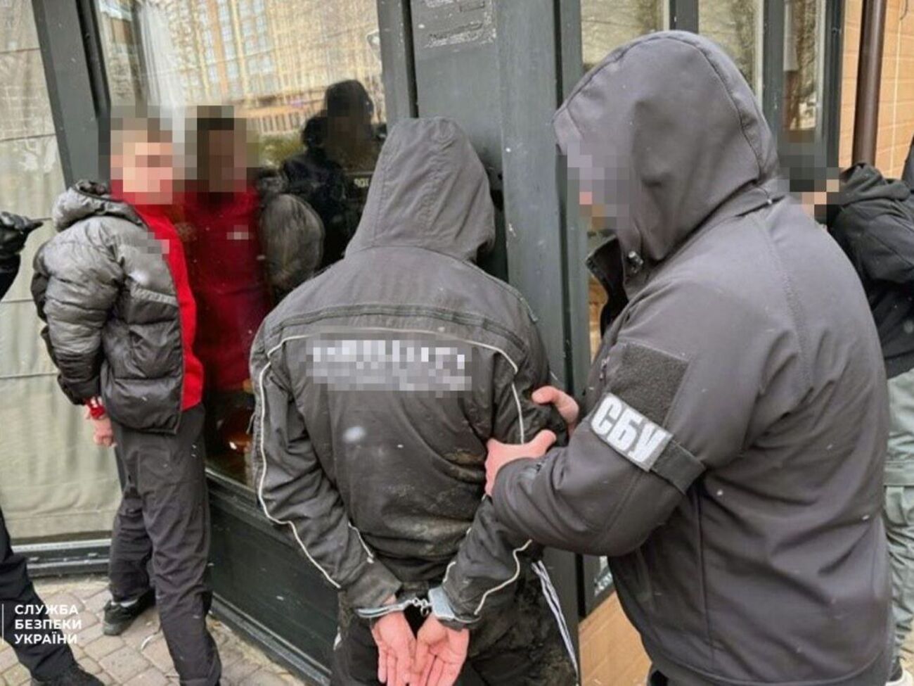 Служба безопасности задержала трех участников группировки при получении ими части денег от потерпевшего