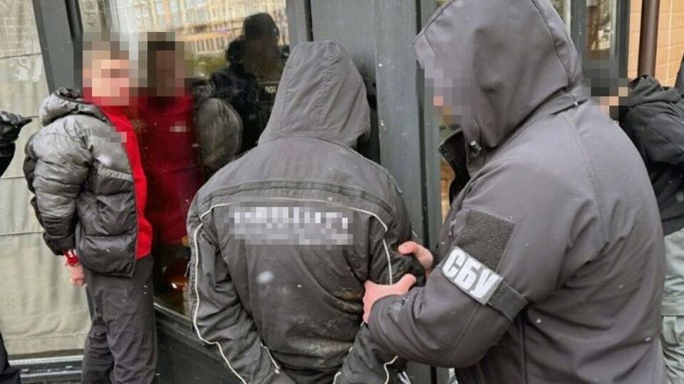 Служба безопасности задержала трех участников группировки при получении ими части денег от потерпевшего