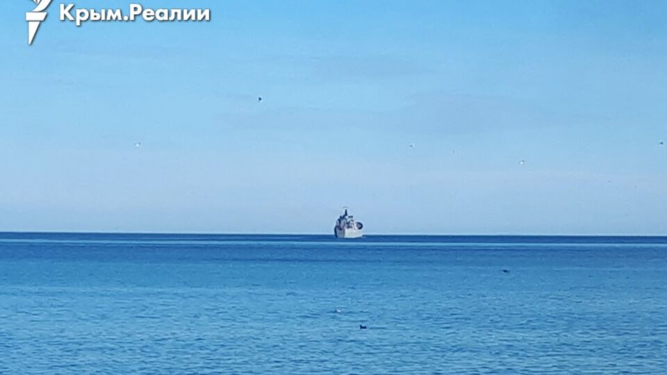 Журналисты предполагают, что из бухты отошли один военный корабль и один военный катер Черноморского флота РФ