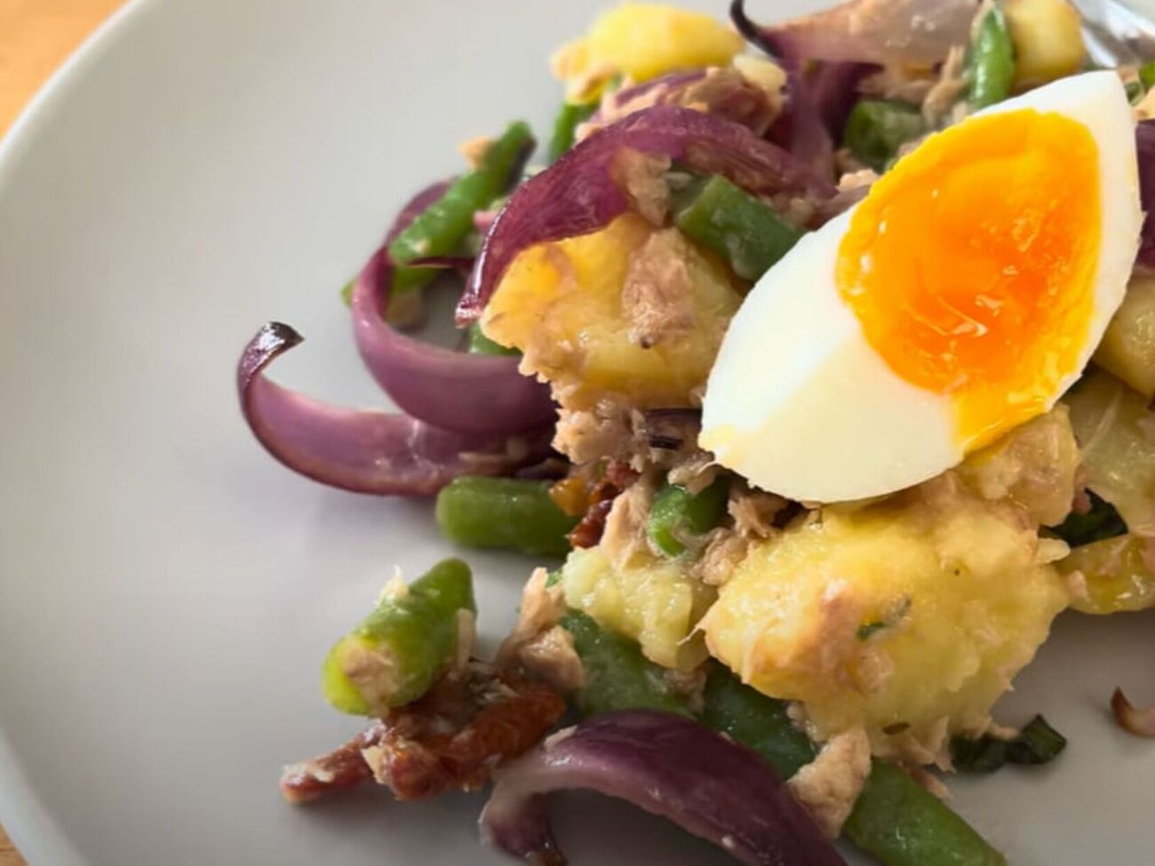 Салат "Білочка" готують із плавлених сирків