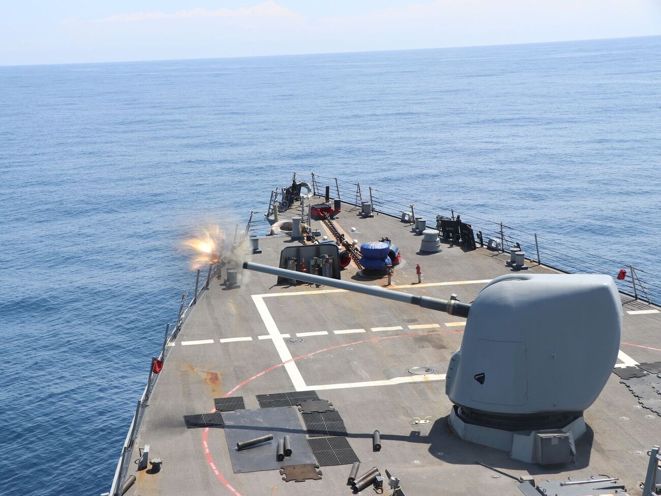 Эсминец, работавший по воздушным целям, принадлежит к авианосной группе USS Dwight D. Eisenhower