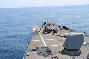 Эсминец, работавший по воздушным целям, принадлежит к авианосной группе USS Dwight D. Eisenhower