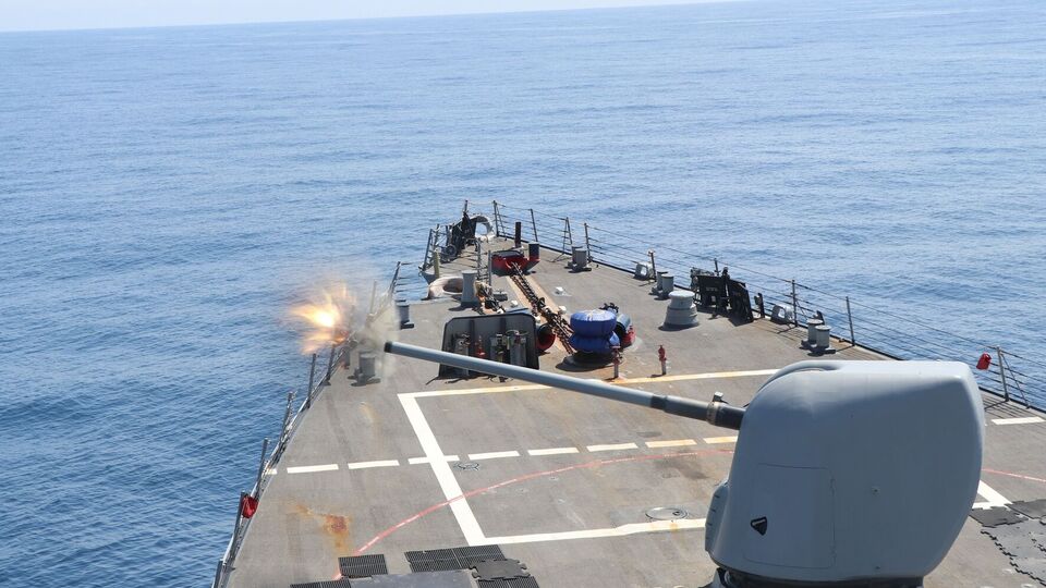 Эсминец, работавший по воздушным целям, принадлежит к авианосной группе USS Dwight D. Eisenhower