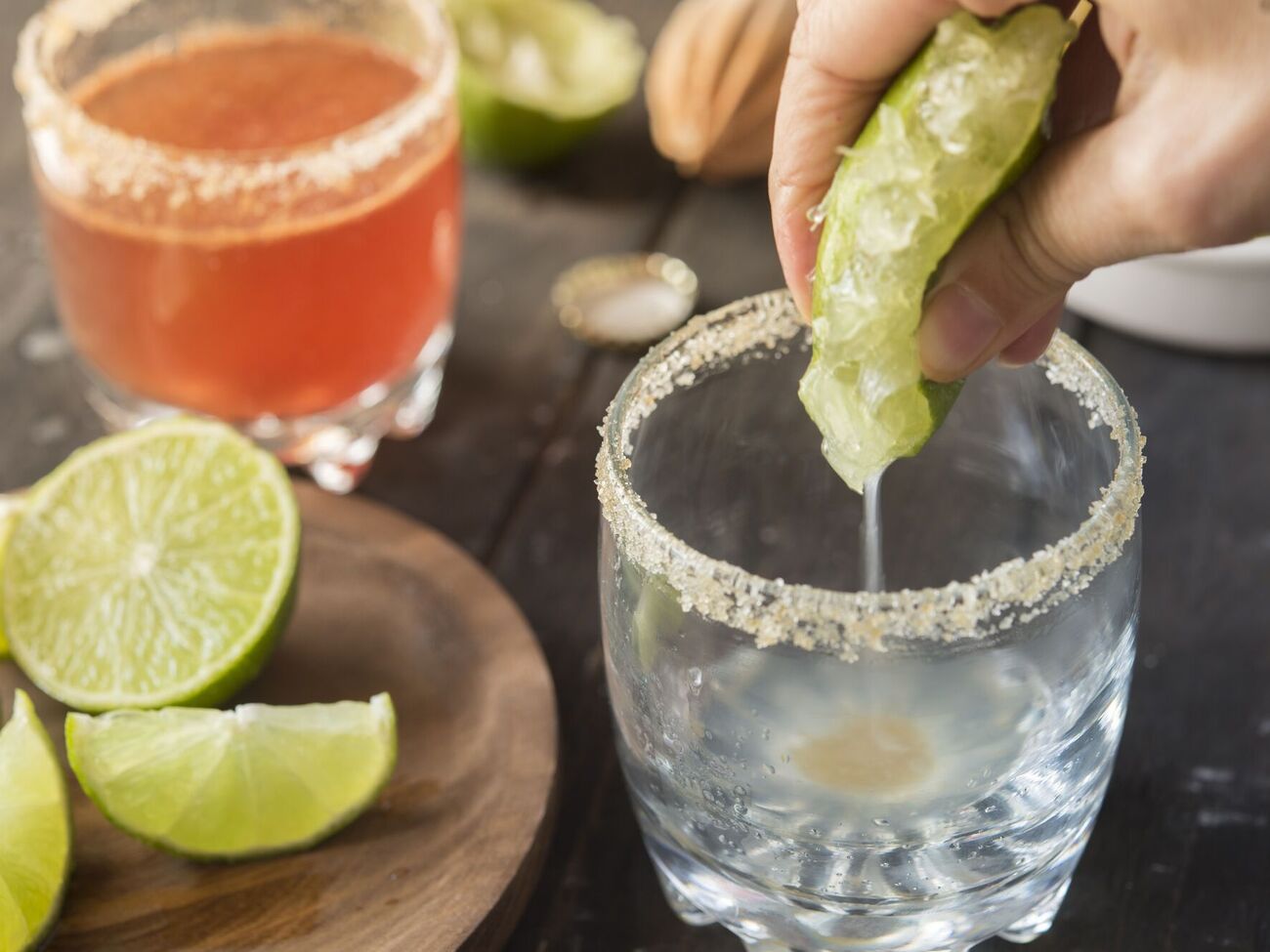 Один из ингредиентов коктейля – свежевыжатый сок лайма