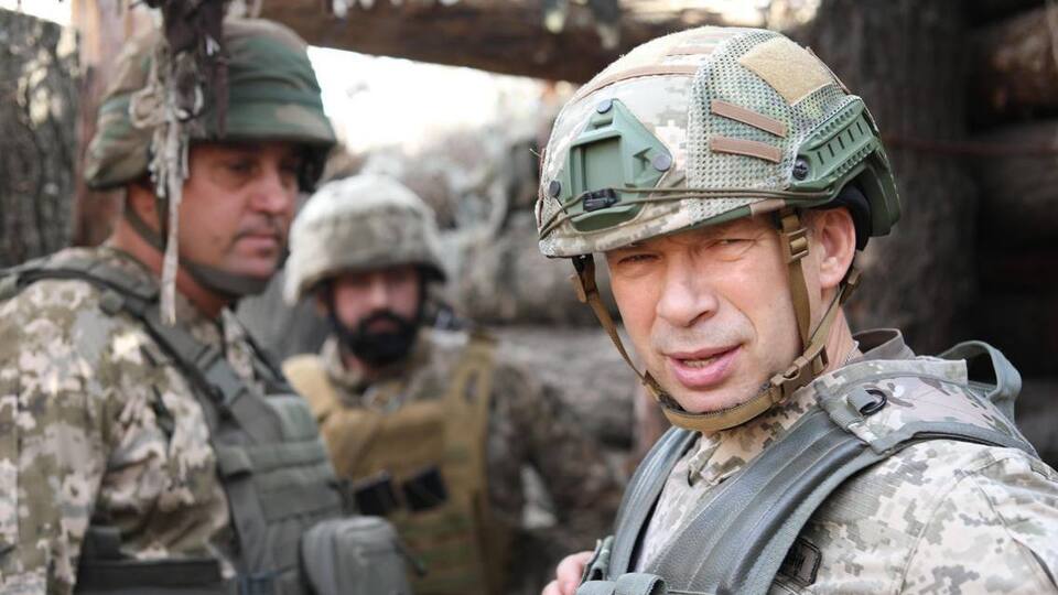 Сирський зазначив, що, незважаючи на складну ситуацію, за останній тиждень на східному напрямку окупанти втратили понад 3 тис. людей особового складу
