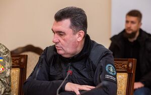 Данилов: Зданий, которые уцелели бы на территории Марьинки, фактически нет