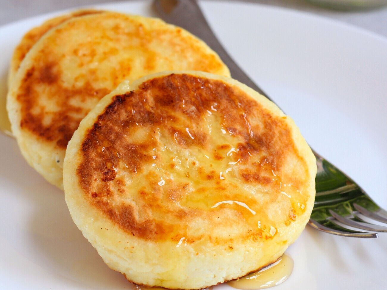 После приготовления промокните сырники бумажным полотенцем, чтобы не было лишнего жира