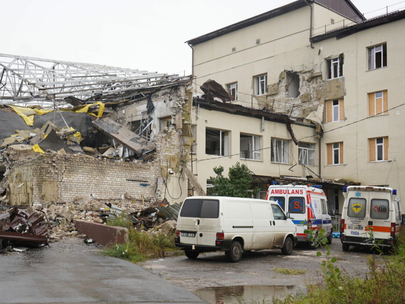 Больницу в Изюме разрушили российские оккупанты