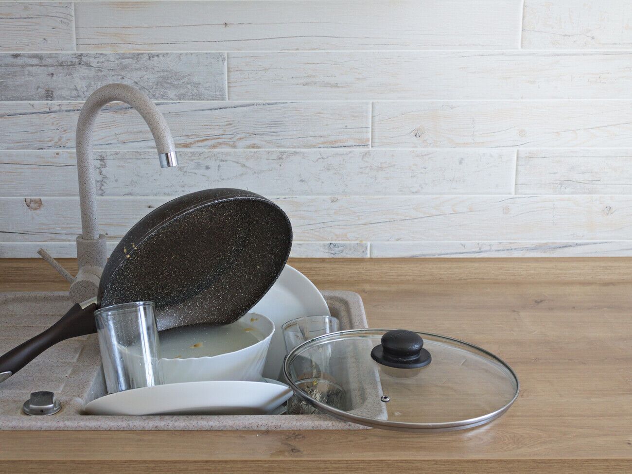 Чтобы отмыть сковороду, в том числе понадобятся сода и моющее средство