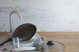 Чтобы отмыть сковороду, в том числе понадобятся сода и моющее средство