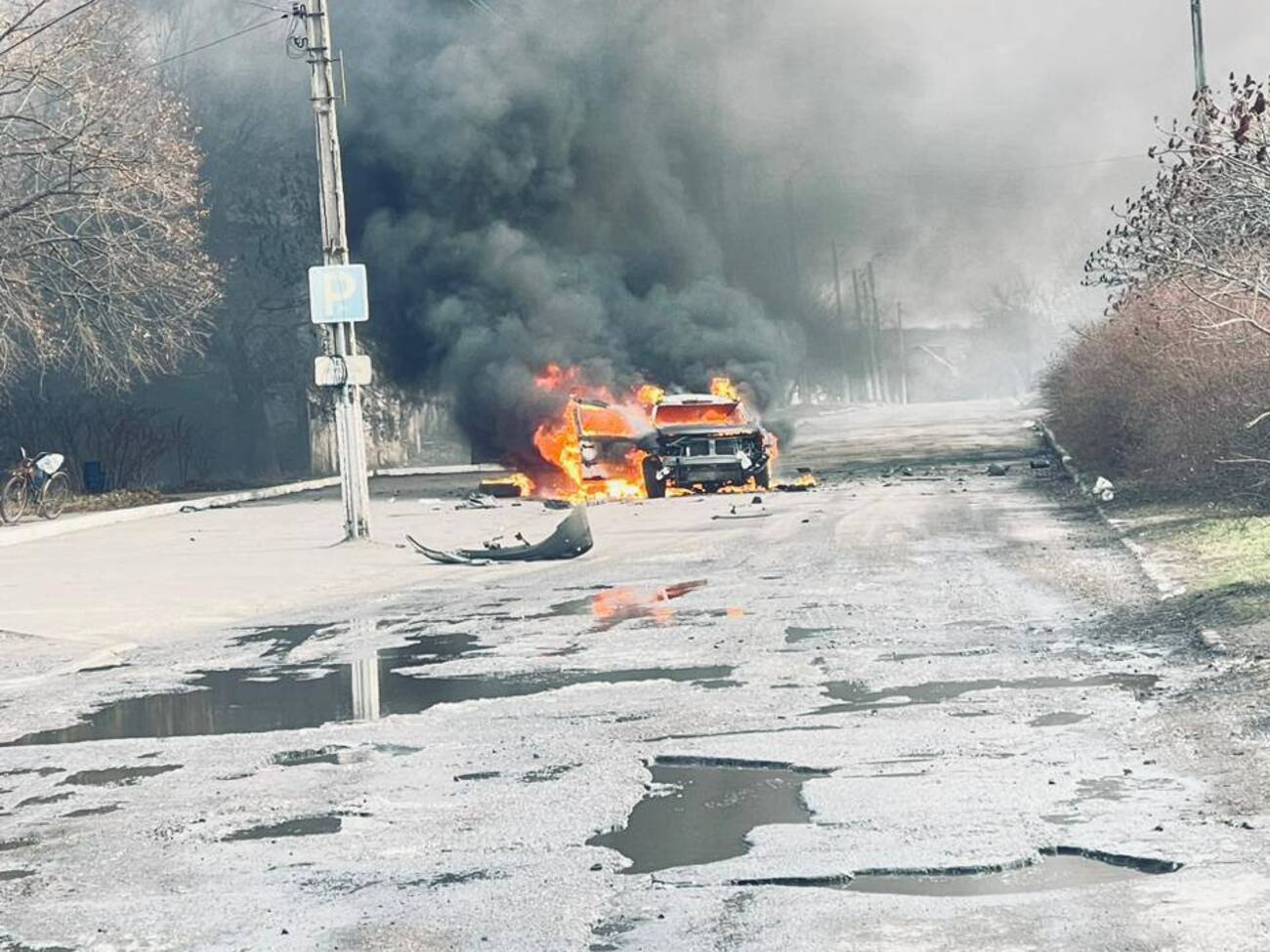В результате вражеского обстрела загорелся автомобиль