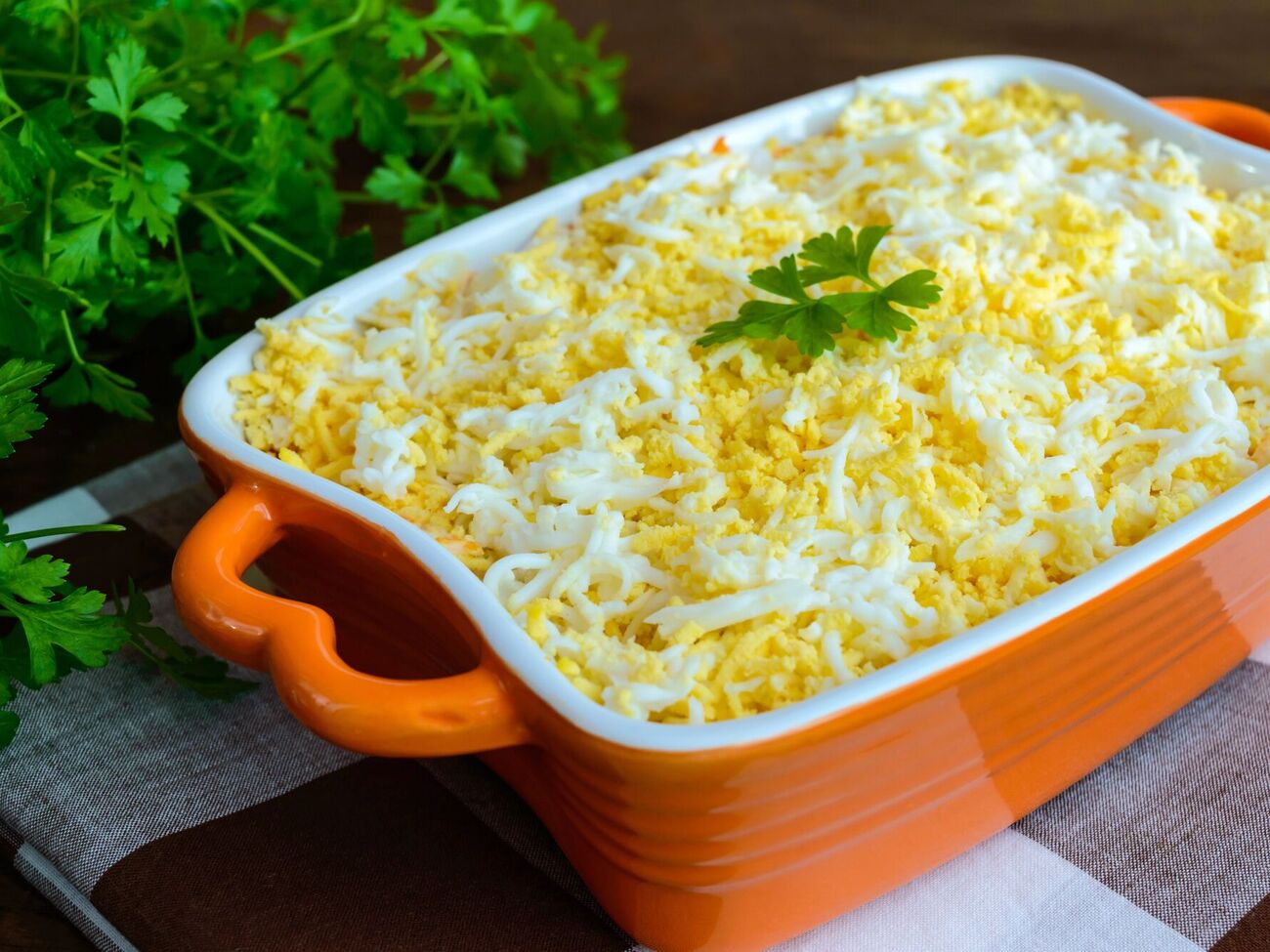 Для салату знадобляться сардини, картопля, морква та яйця