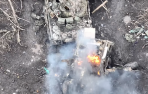 Украинские бойцы уничтожили БТР врага до основания