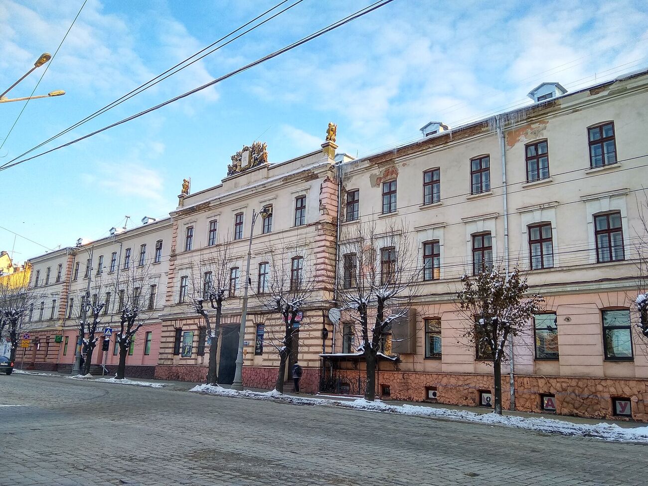 Чоловік вистрибнув із другого поверху будівлі військкомату