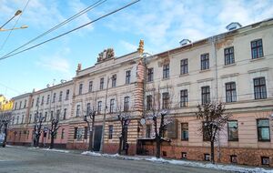 Мужчина выпрыгнул со второго этажа здания военкомата