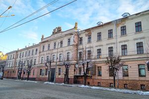 Чоловік вистрибнув із другого поверху будівлі військкомату