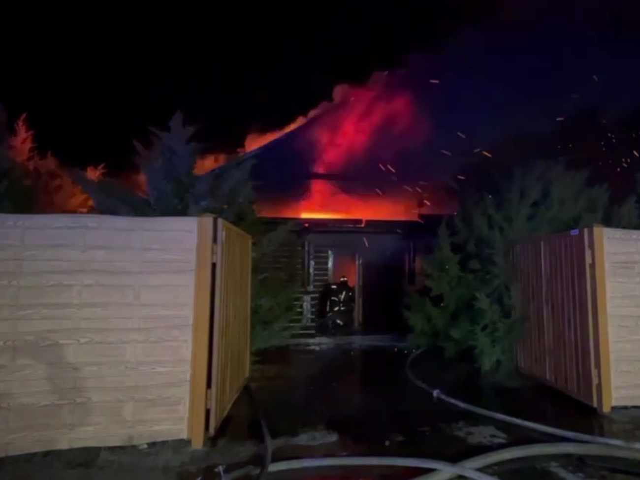 Федоров рассказал о пожаре в бане, который устроили местные "спасатели", отмечая "профессиональный праздник"