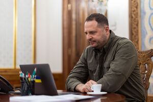 Єрмак зазначив, що під час бесіди із Сійярто вони обговорили просування України на євроінтеграційному шляху