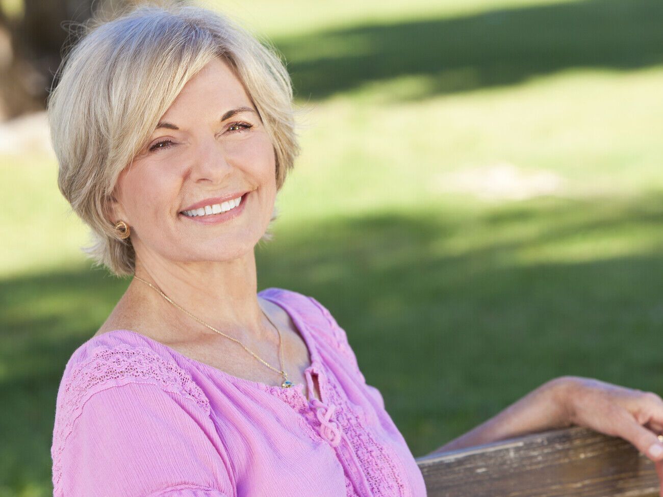 Эксперт обозначила, что считает возраст прекрасным подарком, но подчеркнула, что большинство женщин "по-прежнему хотят выглядеть красиво даже в зрелом возрасте"