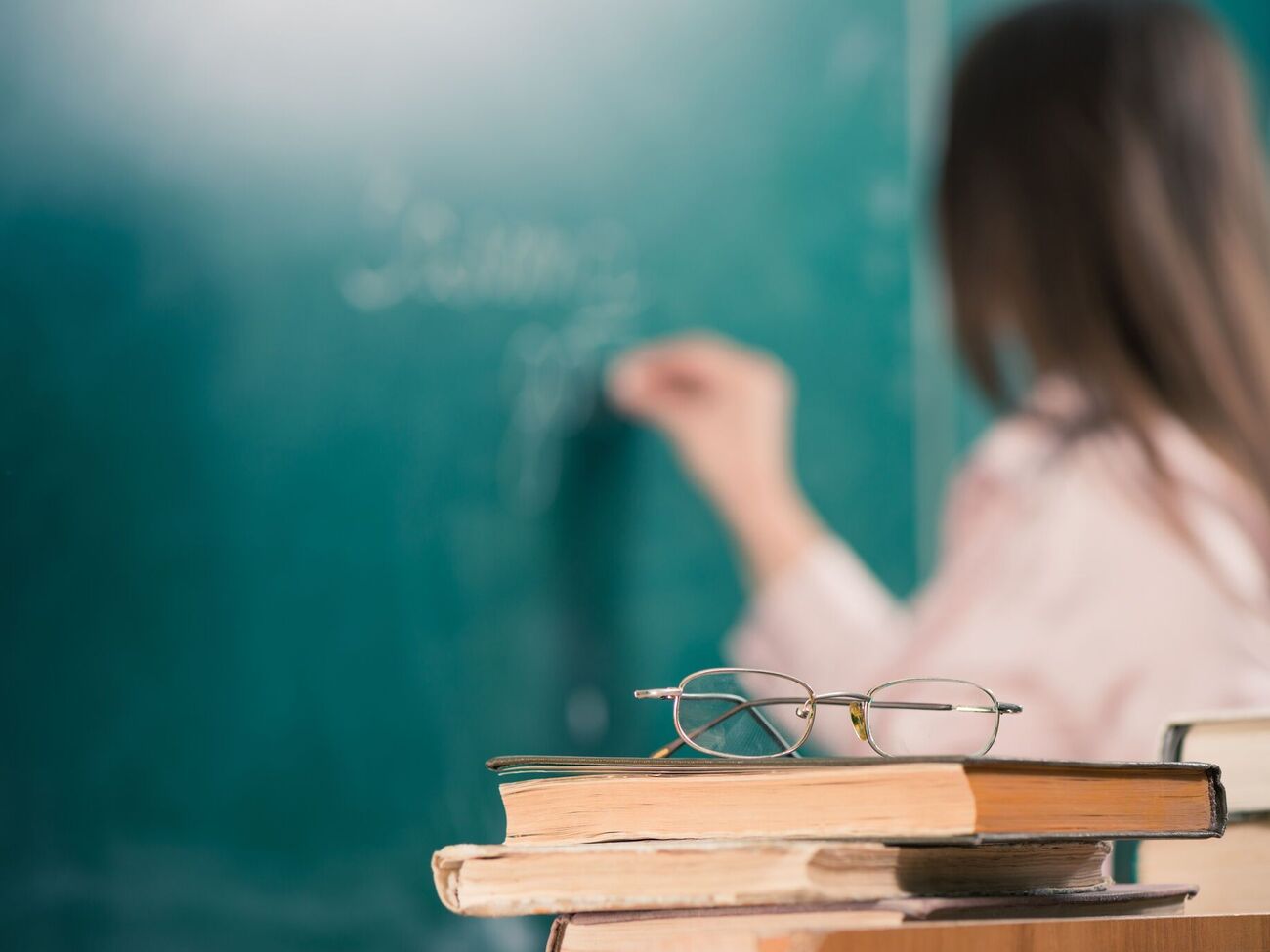 Уряд п'ятий рік поспіль заморозив чинність постанови про підвищення зарплат учителів до чотирьох прожиткових мінімумів