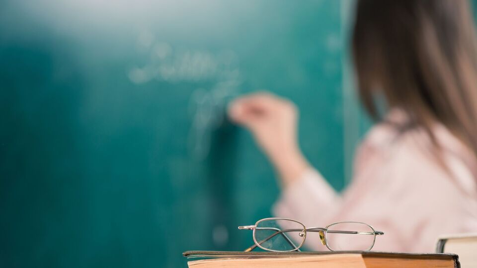 Правительство пятый год подряд заморозило действие постановления о повышении зарплат учителей до четырех прожиточных минимумов