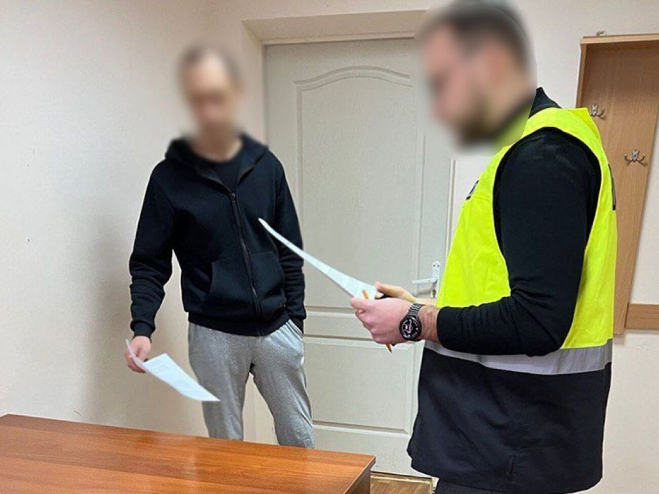 По данным следствия, Червинский выдавал себя за влиятельного чиновника ГФС и пытался завладеть $100 тыс. предпринимателя