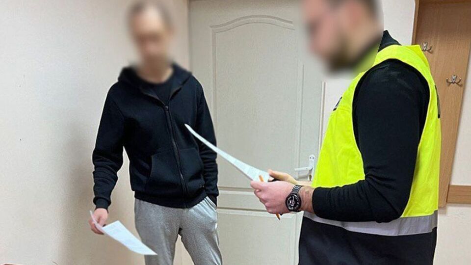 За даними слідства, Червінський вдавав із себе впливового посадовця ДФС і намагався заволодіти $100 тис. підприємця