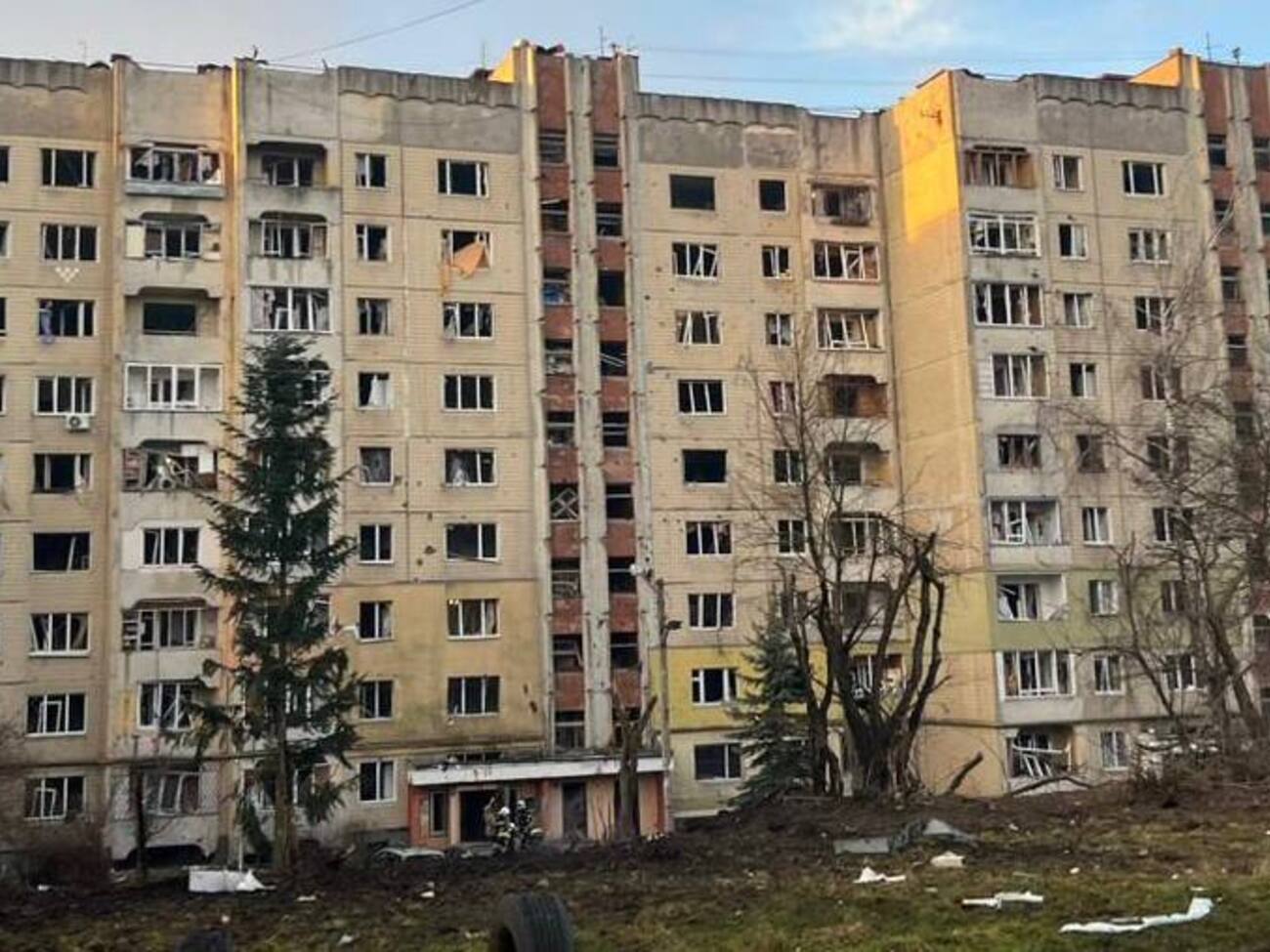 Під ворожий обстріл потрапив житловий будинок на вулиці Хоткевича