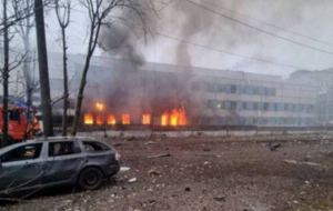 В Днепре российской ракетой разрушен роддом, возник пожар