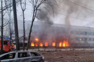 В Днепре российской ракетой разрушен роддом, возник пожар