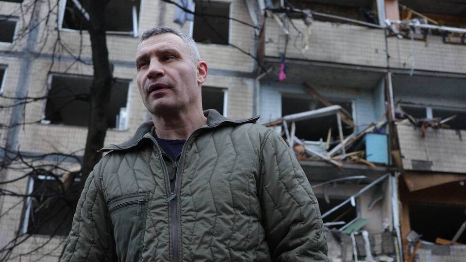 По словам Кличко, еще трех человек уже достали из-под завалов