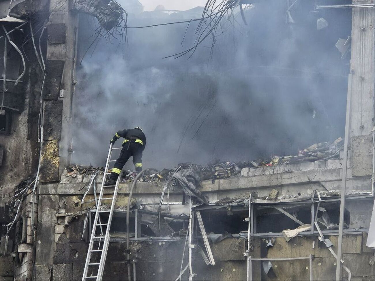 В Днепре оккупанты ударили по торговому центру, убив пятерых гражданских