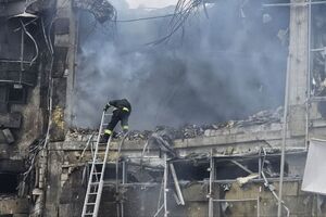 У Дніпрі окупанти вдарили по торговельному центру, вбивши п'ятьох цивільних
