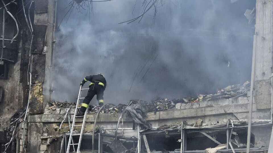 В Днепре оккупанты ударили по торговому центру, убив пятерых гражданских