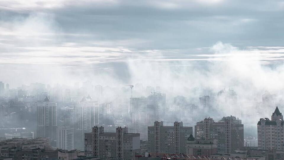 Из-за пожаров, которые вызвали российские атаки, Киев накрыло дымом