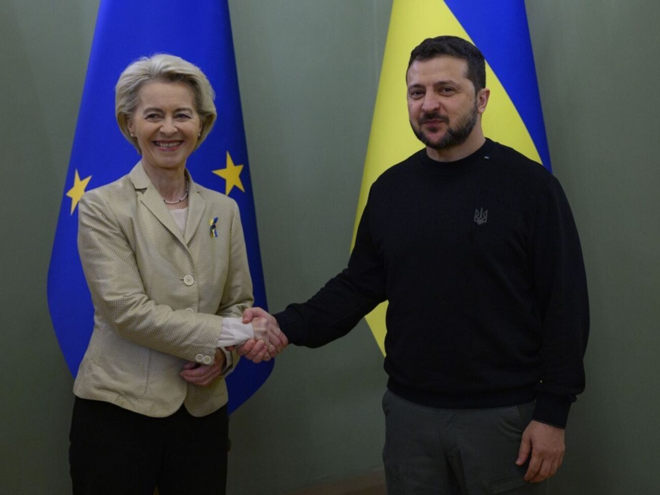 Зеленский (справа) выразил благодарность фон дер Ляйен (слева) и всем лидерам ЕС, которые "сплотились и решительно поддерживают Украину в непростое время"