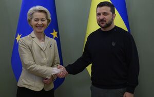 Зеленский (справа) выразил благодарность фон дер Ляйен (слева) и всем лидерам ЕС, которые "сплотились и решительно поддерживают Украину в непростое время"