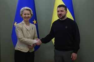 Зеленський (праворуч) висловив подяку фон дер Ляєн (ліворуч) і всім лідерам ЄС, які "згуртувалися і рішуче підтримують Україну в непростий час"