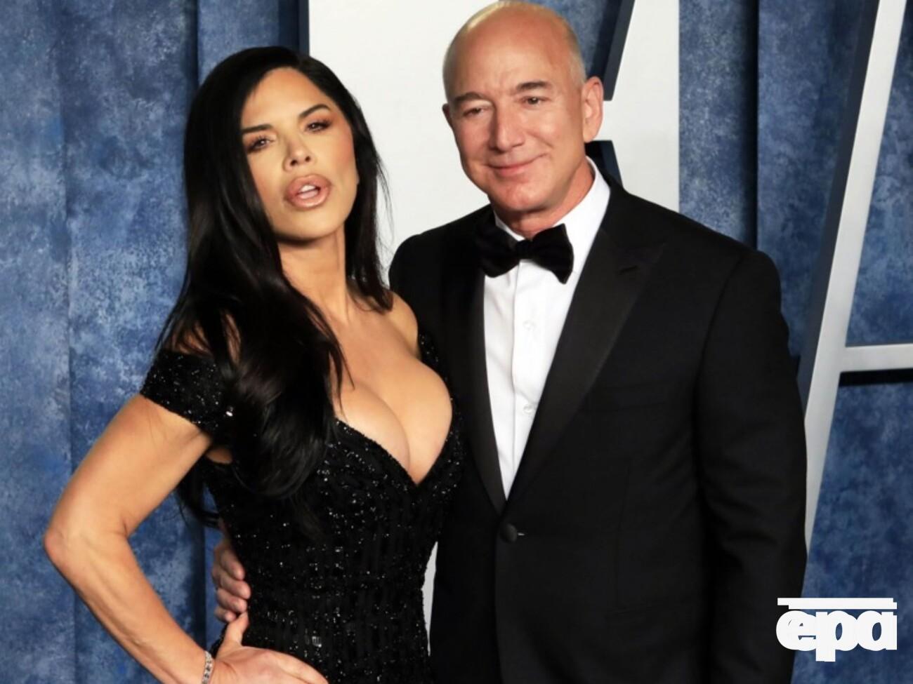 Отношения Безоса и Санчес начались в апреле 2018 года